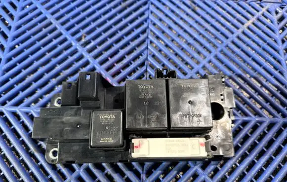 Toyota Auris E180 Fuse module 1567003881 400V12V