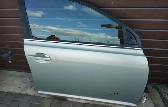 Toyota Avensis T250 Front door