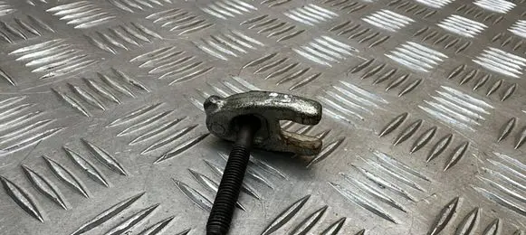 Renault Megane III Fuel Injector clamp holder 