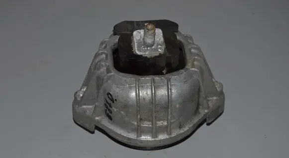 BMW 1 E81 E87 Engine mount bracket