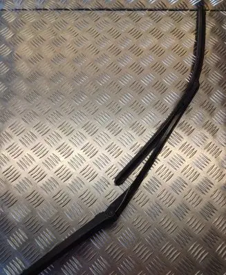Windshield/front glass wiper blade