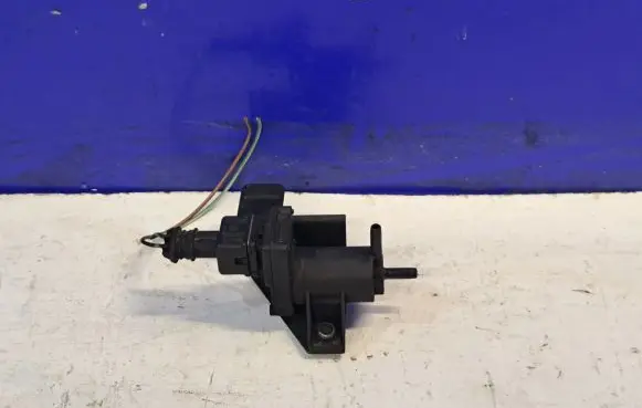 Saab 9-5 Engine mount vacuum valve 4394078