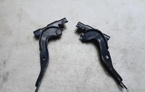 Engine bonnet/hood hinges