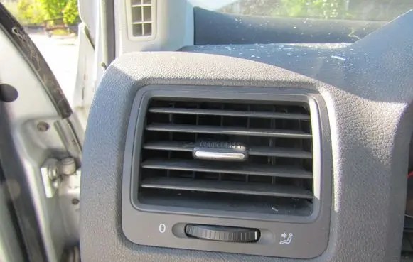 Volkswagen Golf IV Dash center air vent grill 