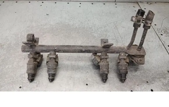 Skoda Felicia II Fuel injector supply line/pipe 