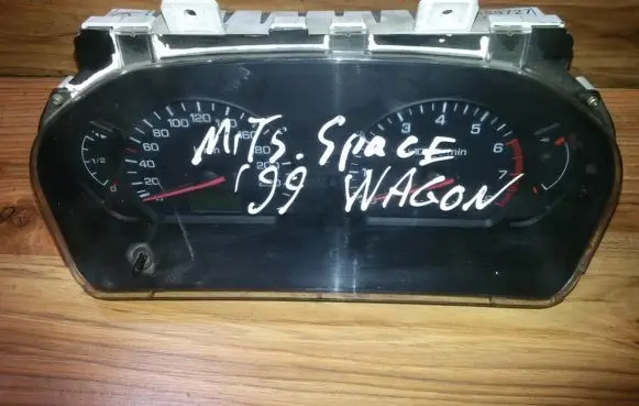 Mitsubishi Space Wagon Speedometer (instrument cluster) mr489727