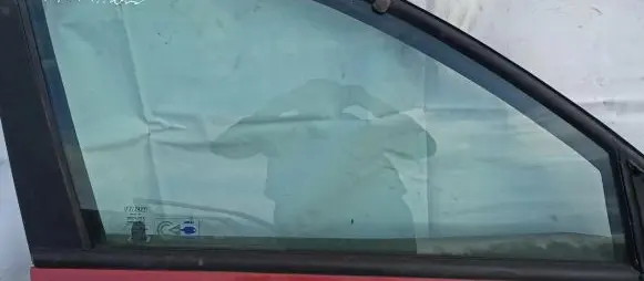 Fiat Bravo - Brava Front door window glass four-door Raudona