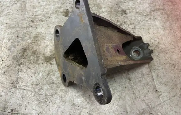 Nissan Navara D40 Engine mounting bracket
