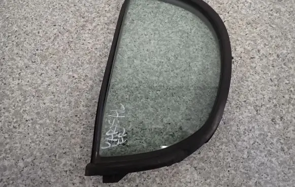 Toyota Yaris Sliding door window/glass 