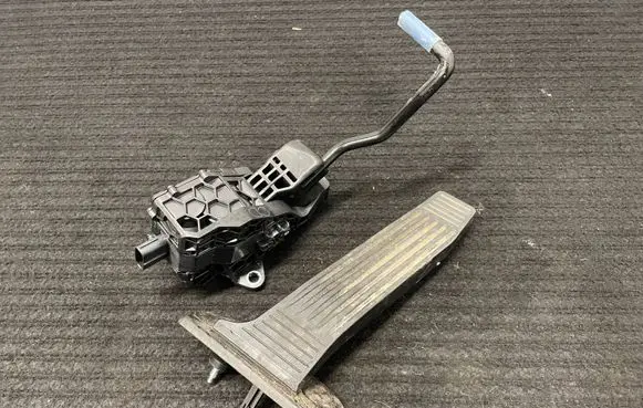 Toyota RAV 4 (XA50) Accelerator throttle pedal 7811033141 2701001040