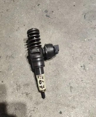 Volkswagen Golf V Fuel injector 038130073AG 0414720215