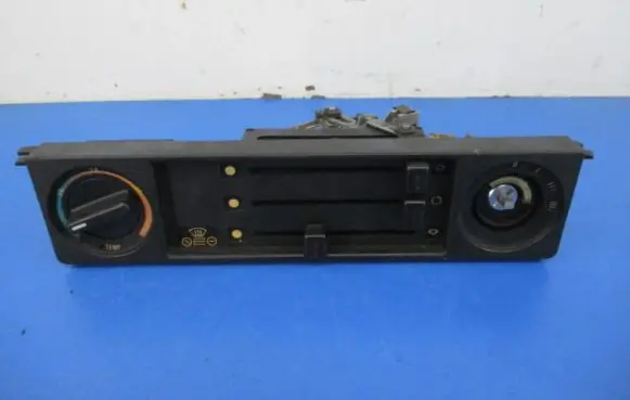BMW 5 E12 Climate control unit 1368497