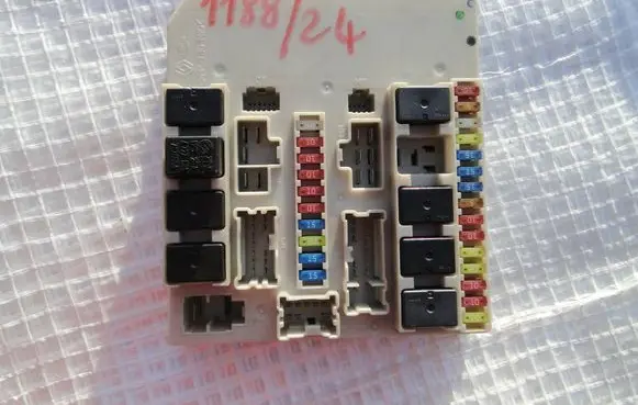 Renault Modus Fuse module 233293D 10591 4116