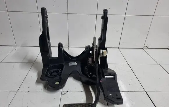 Opel Astra J Pedal assembly 512723057 0000596 13400080