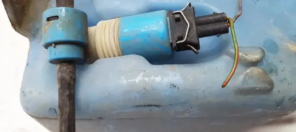 Volkswagen Golf III Windscreen/windshield washer pump