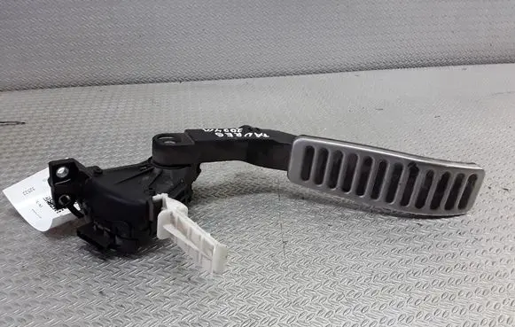 Volkswagen Touareg I Accelerator throttle pedal 7L6723507