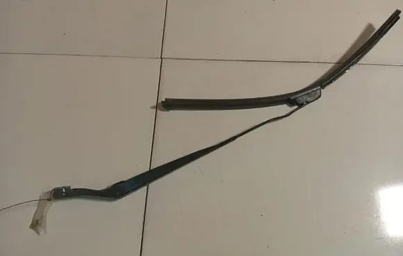 Nissan Primera Front wiper blade arm