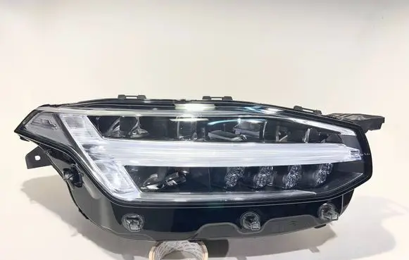Volvo XC90 Headlight/headlamp 32404720
