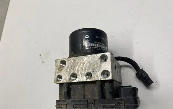 Volkswagen Golf IV ABS Pump 1J0907379G