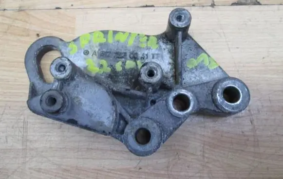 Mercedes-Benz Vito Viano W638 Engine mounting bracket