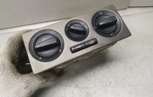 Volkswagen PASSAT B5 Climate control unit 1J0820045E