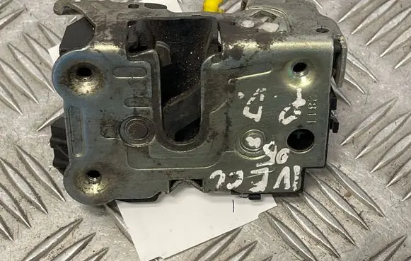 Iveco Daily 30.8 - 9 Front door lock