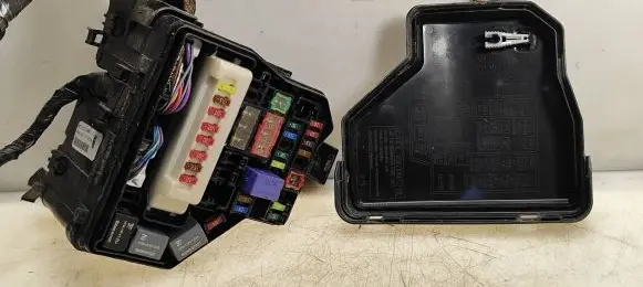 Toyota Yaris Fuse box set 826620D710A 821150UK90C