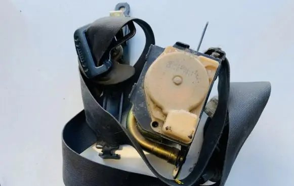 Toyota Avensis Verso Front seatbelt e40431039