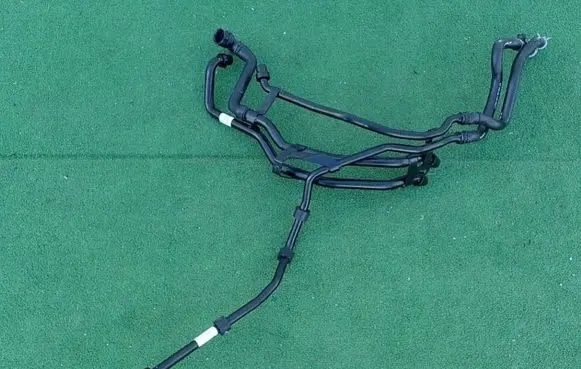 Volkswagen Golf VII Engine coolant pipe/hose 5Q1820693E