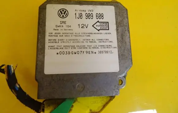 Volkswagen Golf III Airbag control unit/module 1J0909608