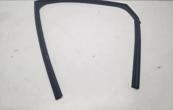 Nissan Qashqai J12 Rubber seal rear door window/glass 823316UA0C