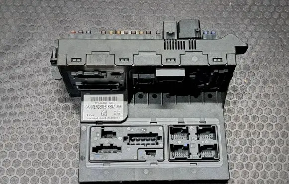 Mercedes-Benz E W211 Fuse module 2115453801