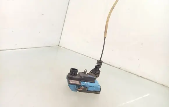 Volvo S60 Front door lock 8650546