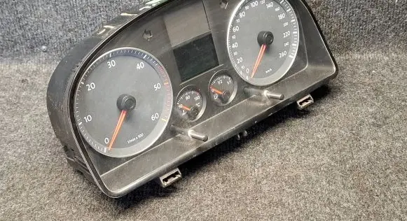Volkswagen Touran I Speedometer (instrument cluster) 1T0920864A