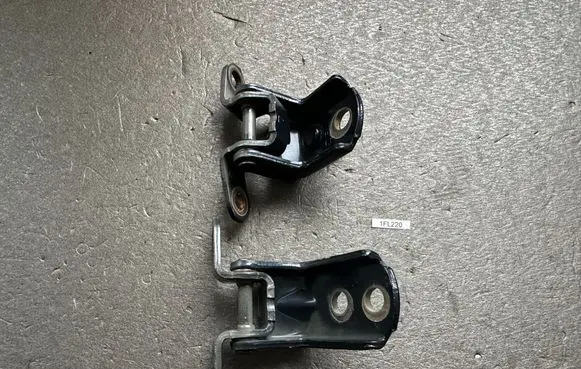 Nissan Patrol Y61 Rear door hinge set 824012J000
