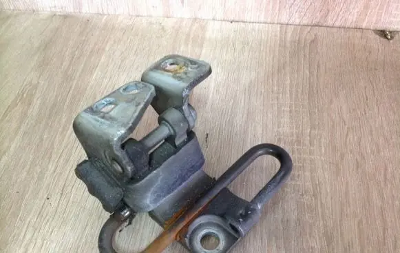 Volkswagen Golf V Front door upper hinge 1K0831712L