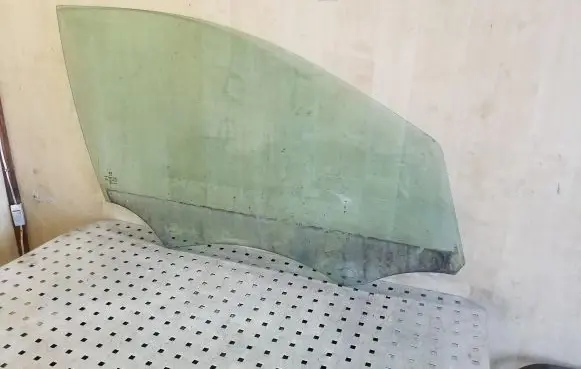 Peugeot 308 Front door window glass four-door