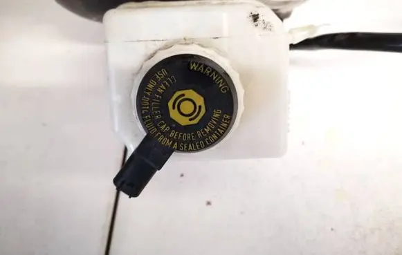 Brake fluid reservoir