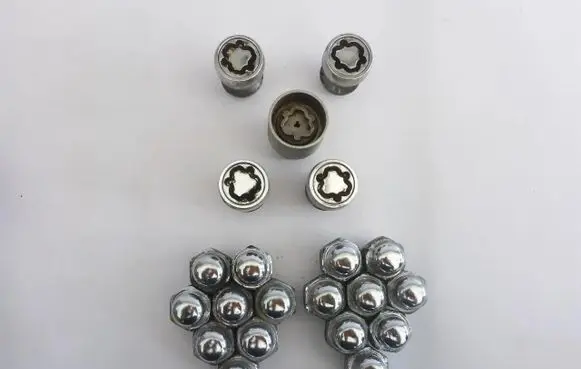 KIA Ceed Anti-theft wheel nuts and lock 