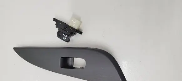 Nissan Pulsar Electric window control switch 829613zl0a