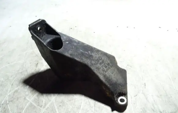 Volkswagen PASSAT B5.5 Engine mounting bracket 8E0199307A
