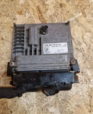 Volkswagen Polo V 6R Engine control unit/module 04B907445 28444321