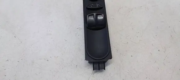 Mercedes-Benz Vito Viano W639 Electric window control switch 662431