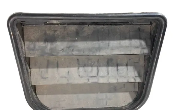 Quarter panel pressure vent