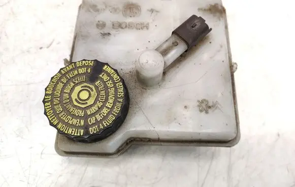 Brake fluid reservoir