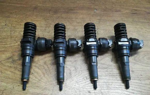 Volkswagen Touran I Fuel injectors set 038130073AG