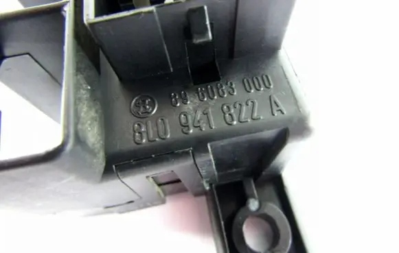 Volkswagen PASSAT B5 Fuse module 8L0941822A
