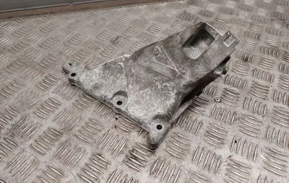 Mercedes-Benz CLS C218 X218 Engine mounting bracket A2782236304