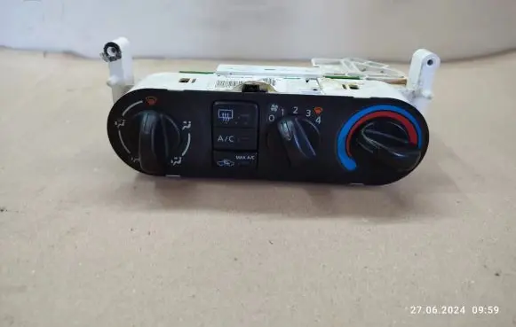 Nissan Terrano Climate control unit EG04136701