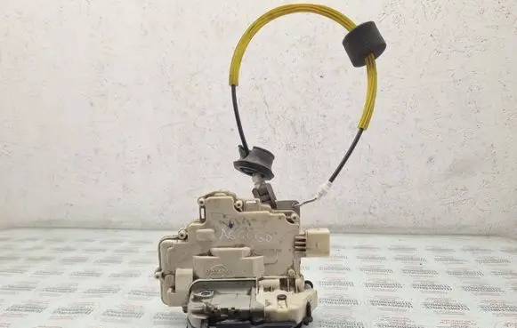 Audi A6 S6 C6 4F Rear door lock 4F0839016